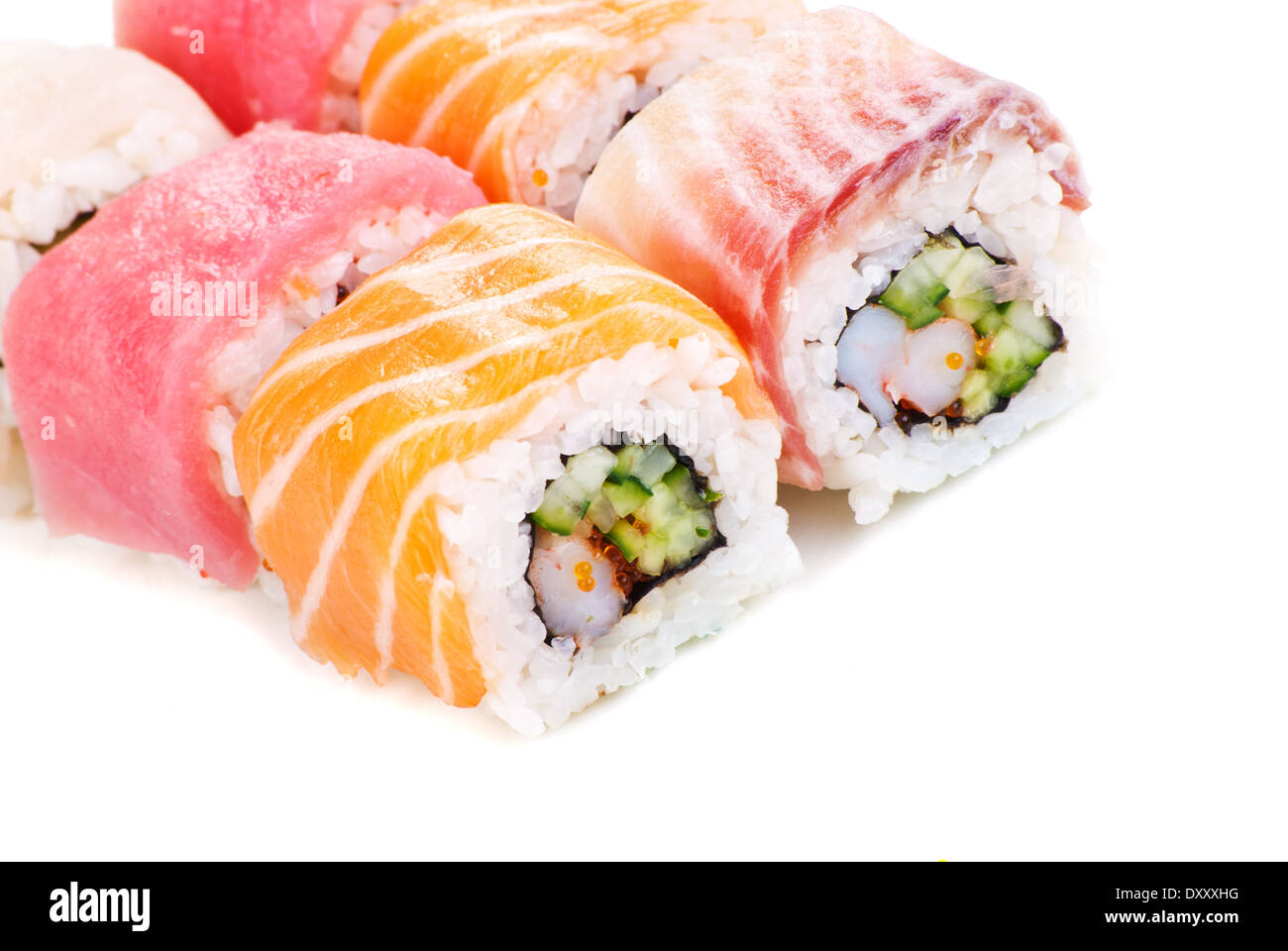 Rollen Sie Regenbogen Maki Sushi - mit Gurke und Frischkäse im Inneren ...