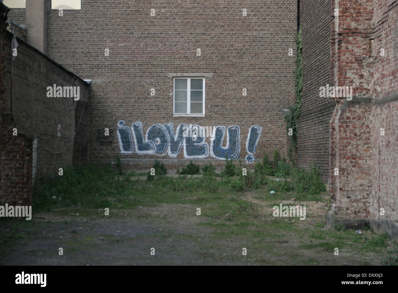 Ich liebe dich Fenster Wand Hinterhof Graffiti Stockfoto