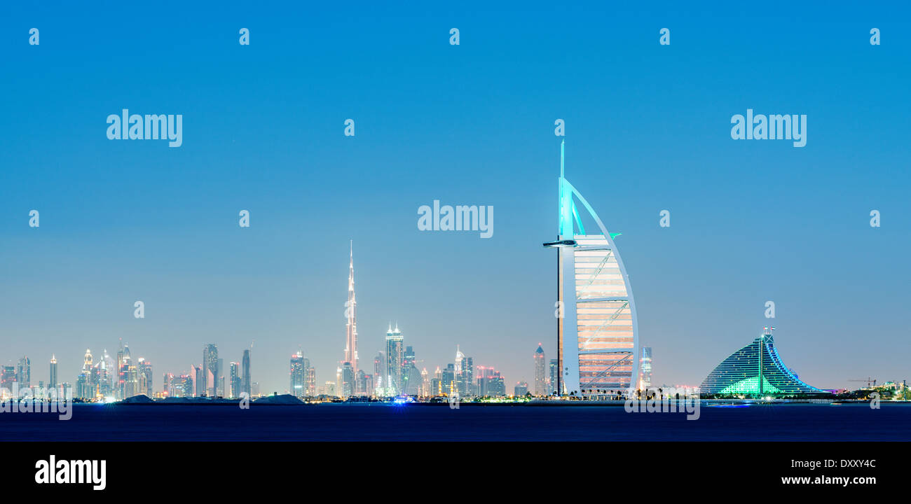 Abend-Skyline-Blick auf Burj al Arab Hotel und Dubai in Vereinigte Arabische Emirate Stockfoto