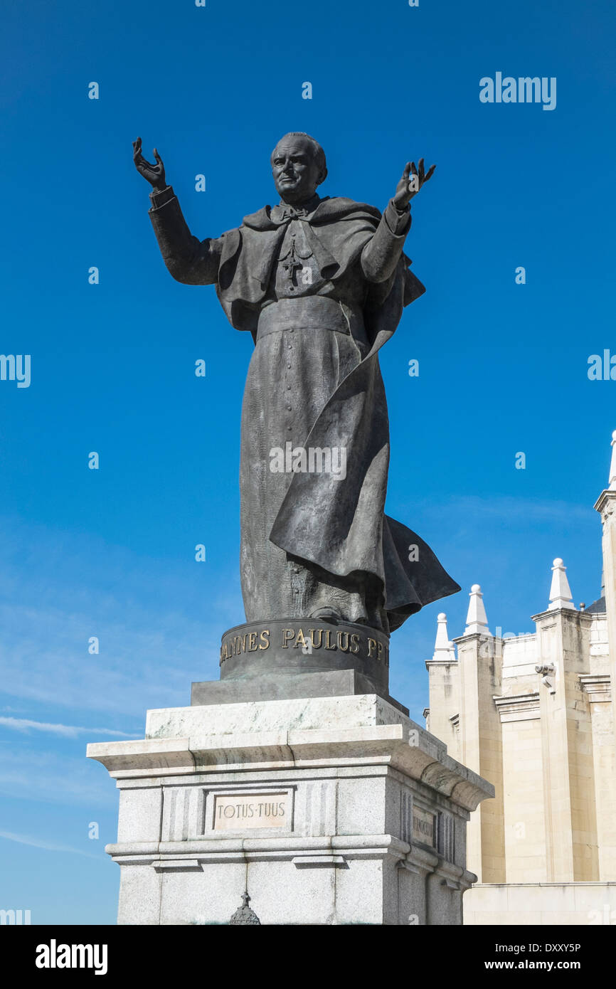 Statue von Papst Johannes Paul II vor Madrid Kathedrale Spanien Europa Stockfoto
