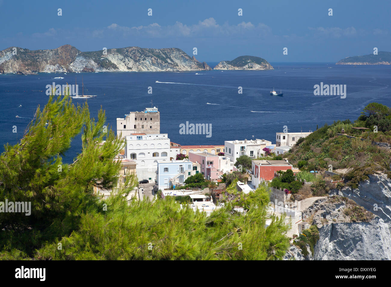 Panoramablick auf Hafen Eintrag, Ponza Ilsland, Mittelmeer, Italien Stockfoto