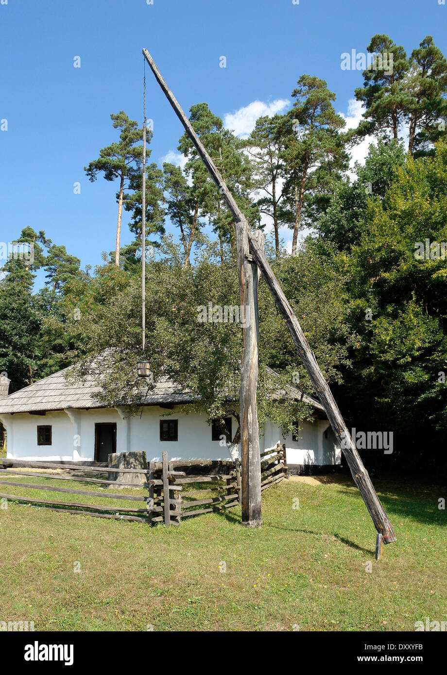 idyllische Landschaft, die auch eine historische Quelle in Rumänien Stockfoto