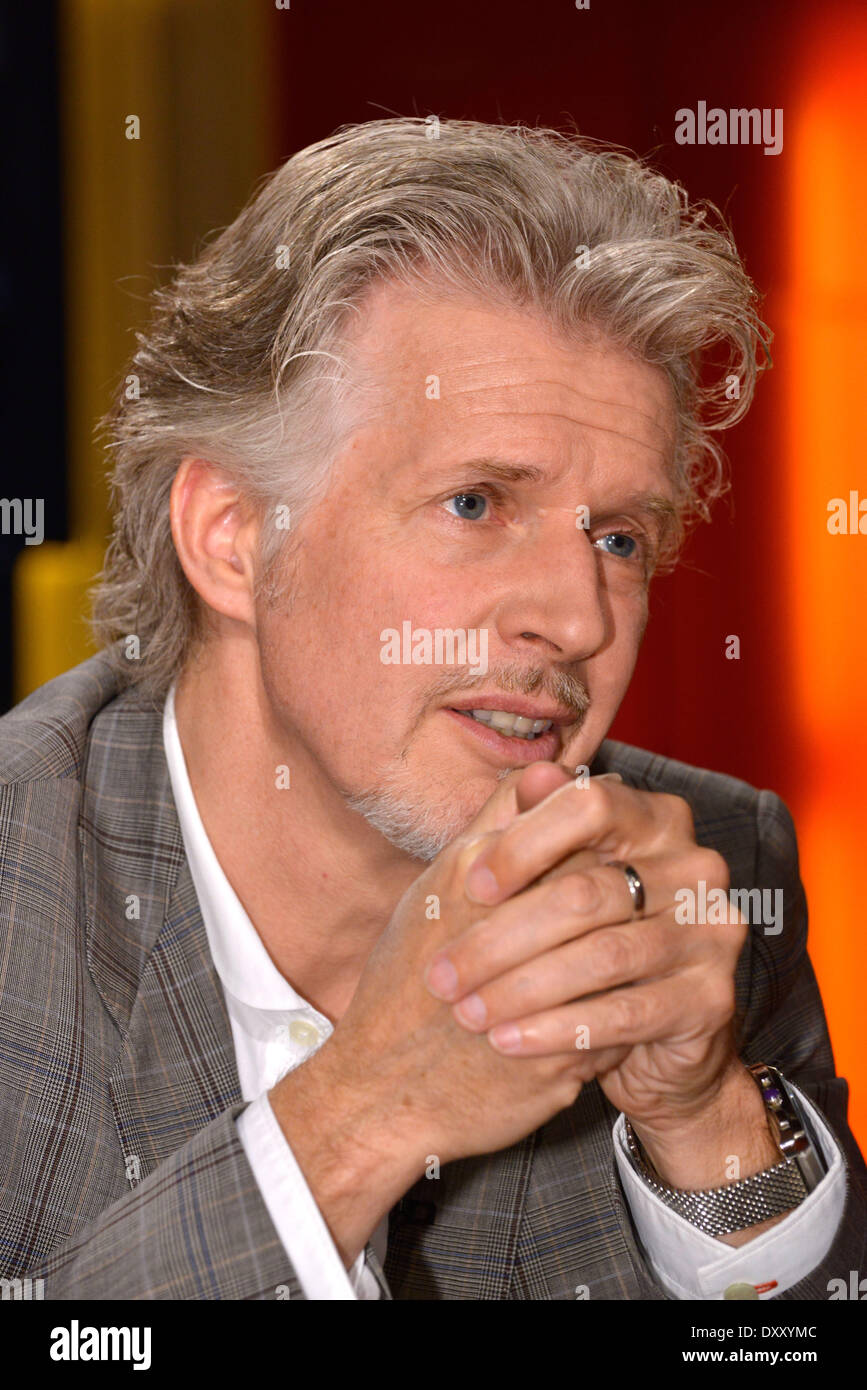 Berlin, Deutschland. 31. März 2014. Deutscher Schriftsteller Frank Schaetzing (Der Schwarm, Breaking News) ist während der Aufnahme die RBB-Talkshow "Thadeusz" in Berlin, Deutschland, 31. März 2014 abgebildet. Die Show wird am 1. April 2014 übertragen. Foto: Karlheinz Schindler/Dpa/Alamy Live News Stockfoto