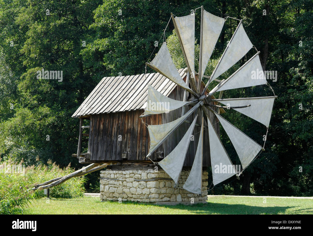 historische hölzerne Windmühle in Rumänien Stockfoto