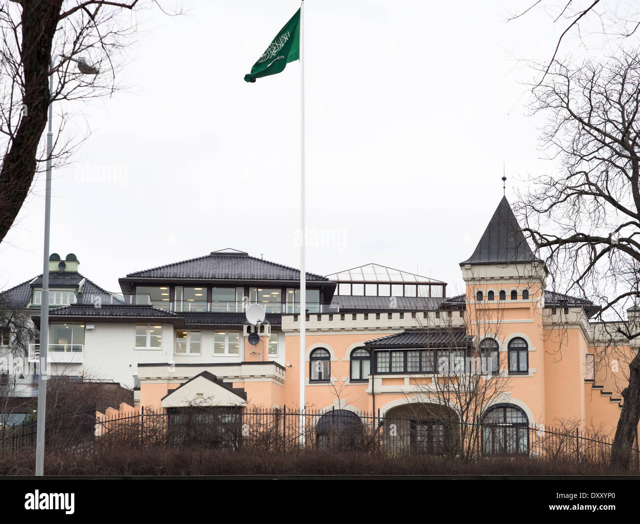 Gebäude und Flagge von der Botschaft des Königreichs Saudi-Arabien in Oslo Norwegen Stockfoto