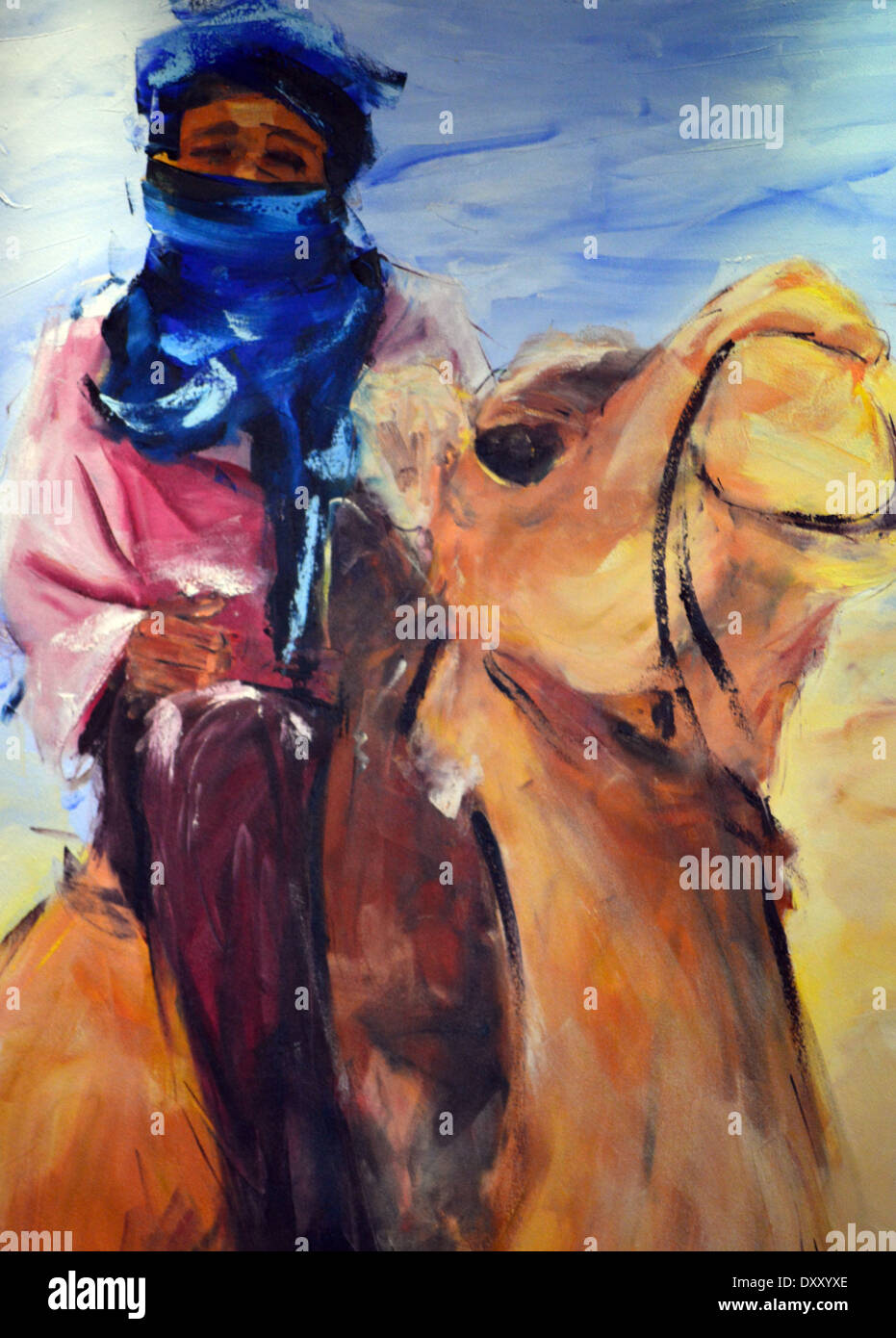 Afrikanische Kunst, farbige Lackierung der arabischen Beduinen auf Kamel auf dem Display an der Hotel-Rezeption im Riu Touareg Kapverdische Inseln Stockfoto