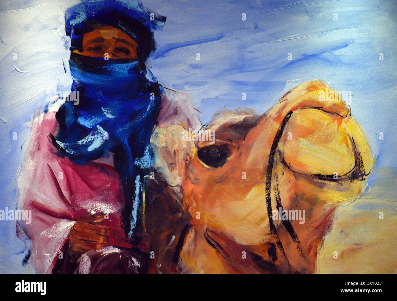 Afrikanische Kunst, farbige Lackierung der arabischen Beduinen auf Kamel auf dem Display an der Hotel-Rezeption im Riu Touareg Kapverdische Inseln Stockfoto