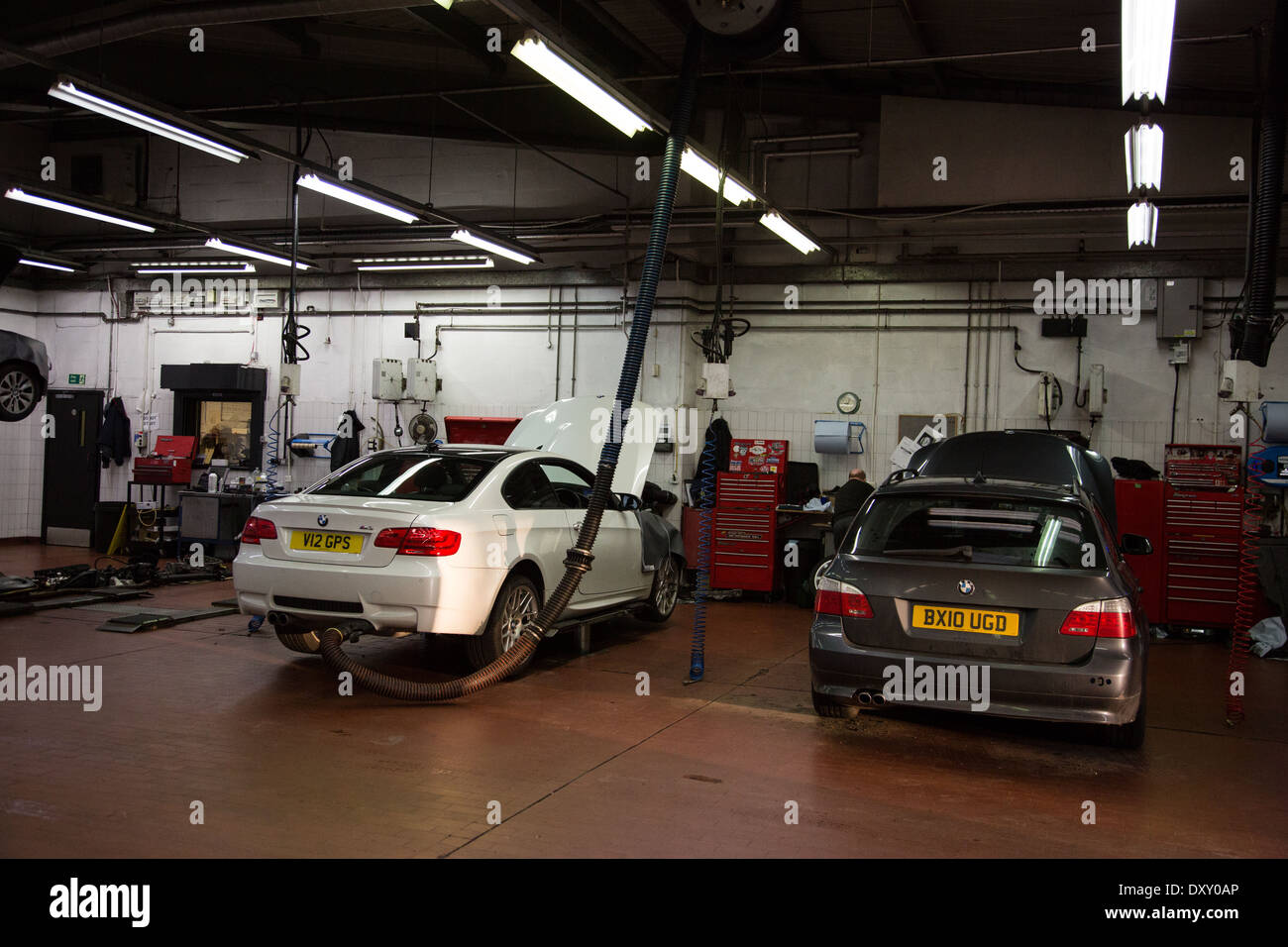 Autos in einer Garage Service Bucht Stockfoto