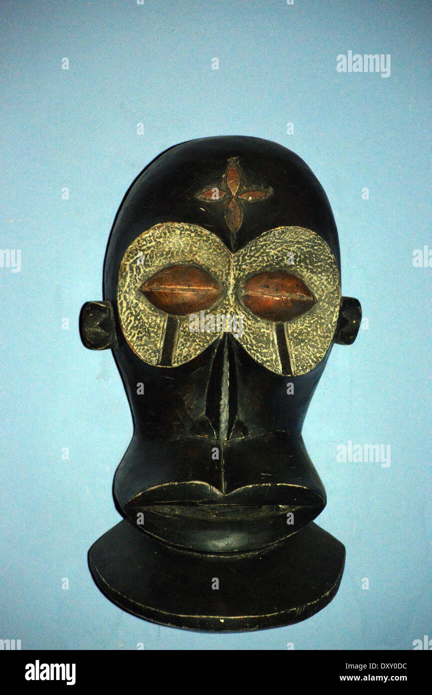 Traditionellen geschnitzten afrikanischen Tribal Holzmaske auf blauem Hintergrund auf dem Display in der Hotelbar bei Riu Touareg Kapverdische Inseln Stockfoto