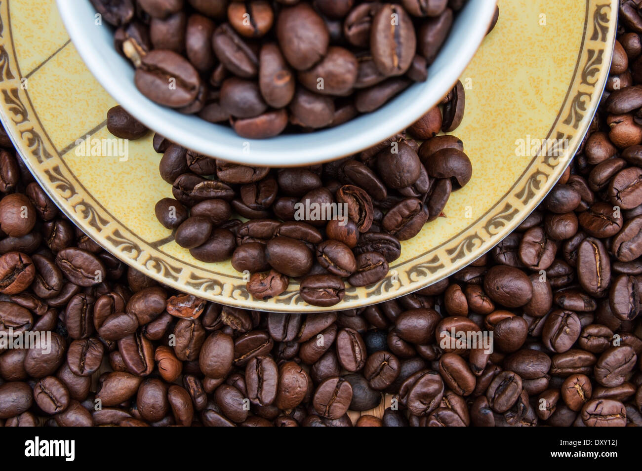 Tasse mit Kaffeebohnen Stockfoto