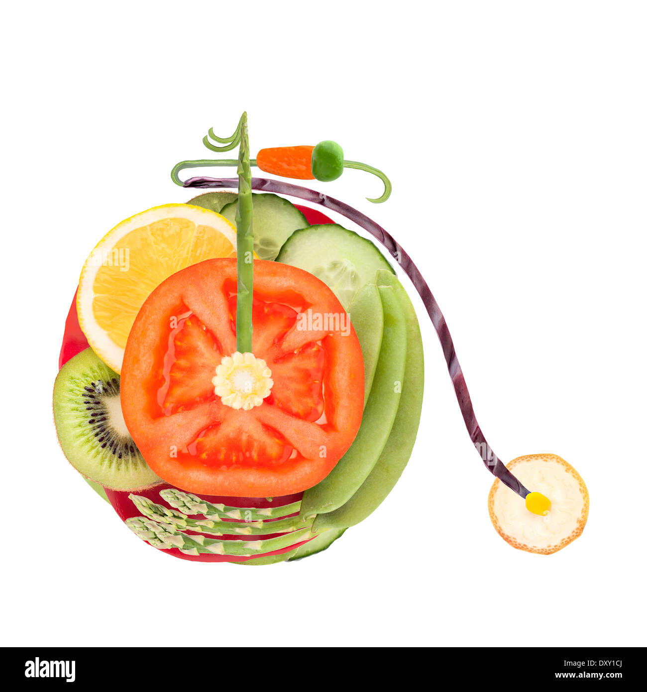 Obst und Gemüse in Form von einem alten Hochrad Fahrrad. Stockfoto