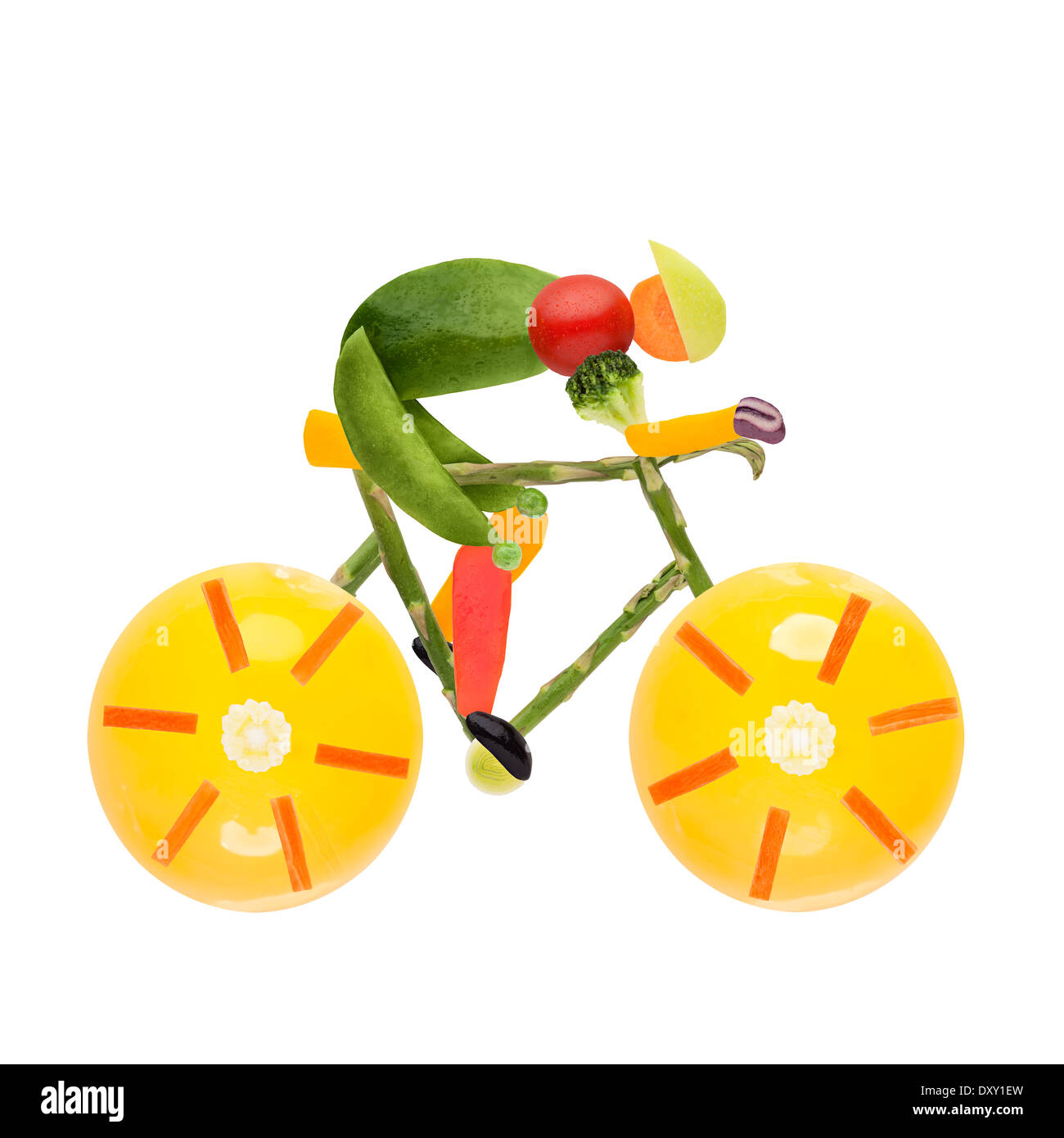 Obst und Gemüse in die Form eines männlichen Radfahrers mit dem Rennrad. Stockfoto