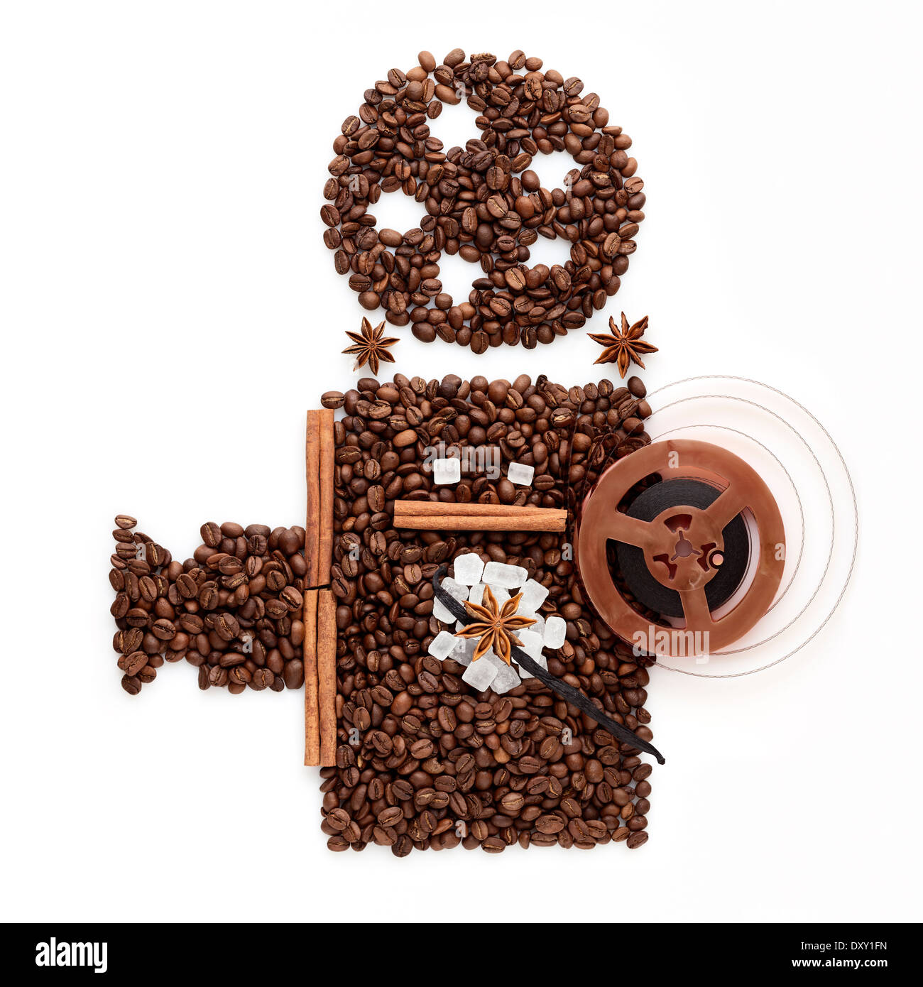 Kaffeebohnen in Form von einem alten Filmprojektor für das Kino anzeigen. Stockfoto