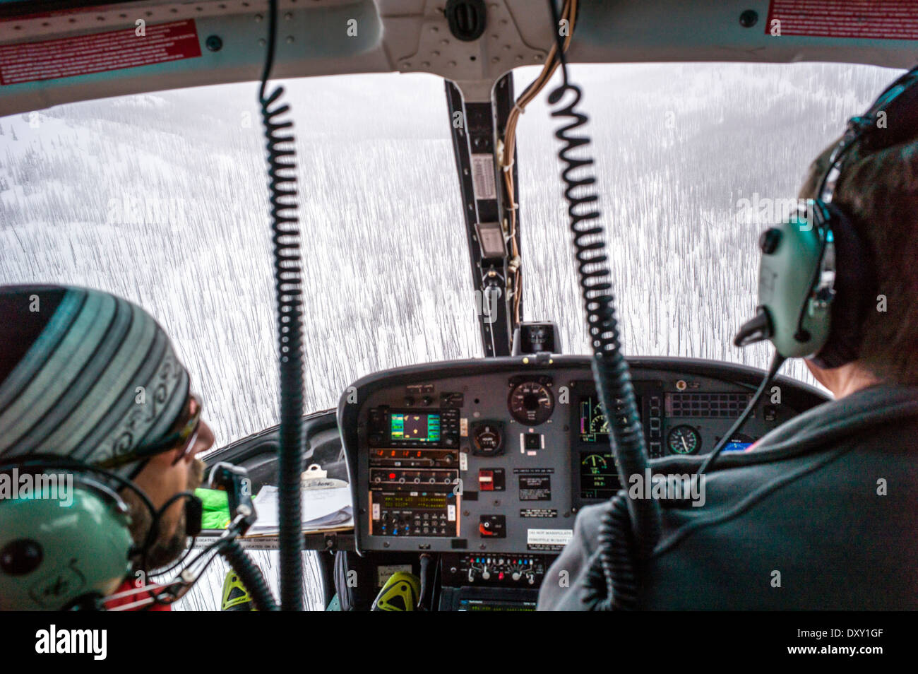 Winter Blick auf Waldfeuer brennen Bereich von Helikopterfliegerei Backcountry Skifahrer in abgelegenen Wildnis Jurte, North Cascades Stockfoto