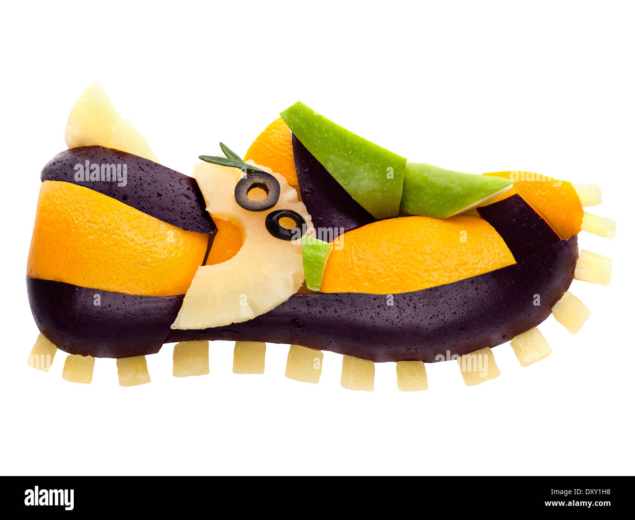 Obst und Gemüse in Form von einem Schuh Sieb isoliert auf weiss. Stockfoto