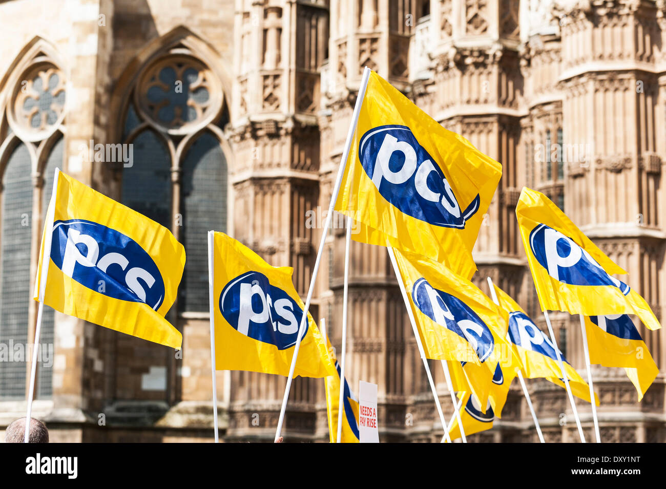 London, UK. 1. April 2014.  Flaggen der Gewerkschaft PCS statt empor außerhalb der Houses of Parliament im Rahmen der gemeinsamen Demonstration von Bewährungshelfern und Prozesskostenhilfe Anwälte. Fotograf: Gordon Scammell/Alamy Live-Nachrichten Stockfoto