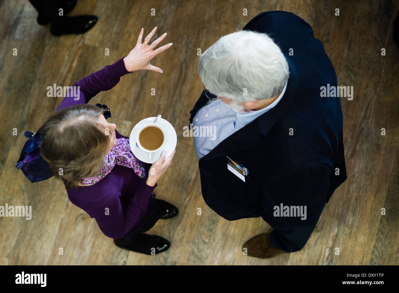 Draufsicht auf ein Geschäftsmann und eine Frau miteinander reden während der Kaffeepause an einer Networking-Konferenz Veranstaltung UK Stockfoto