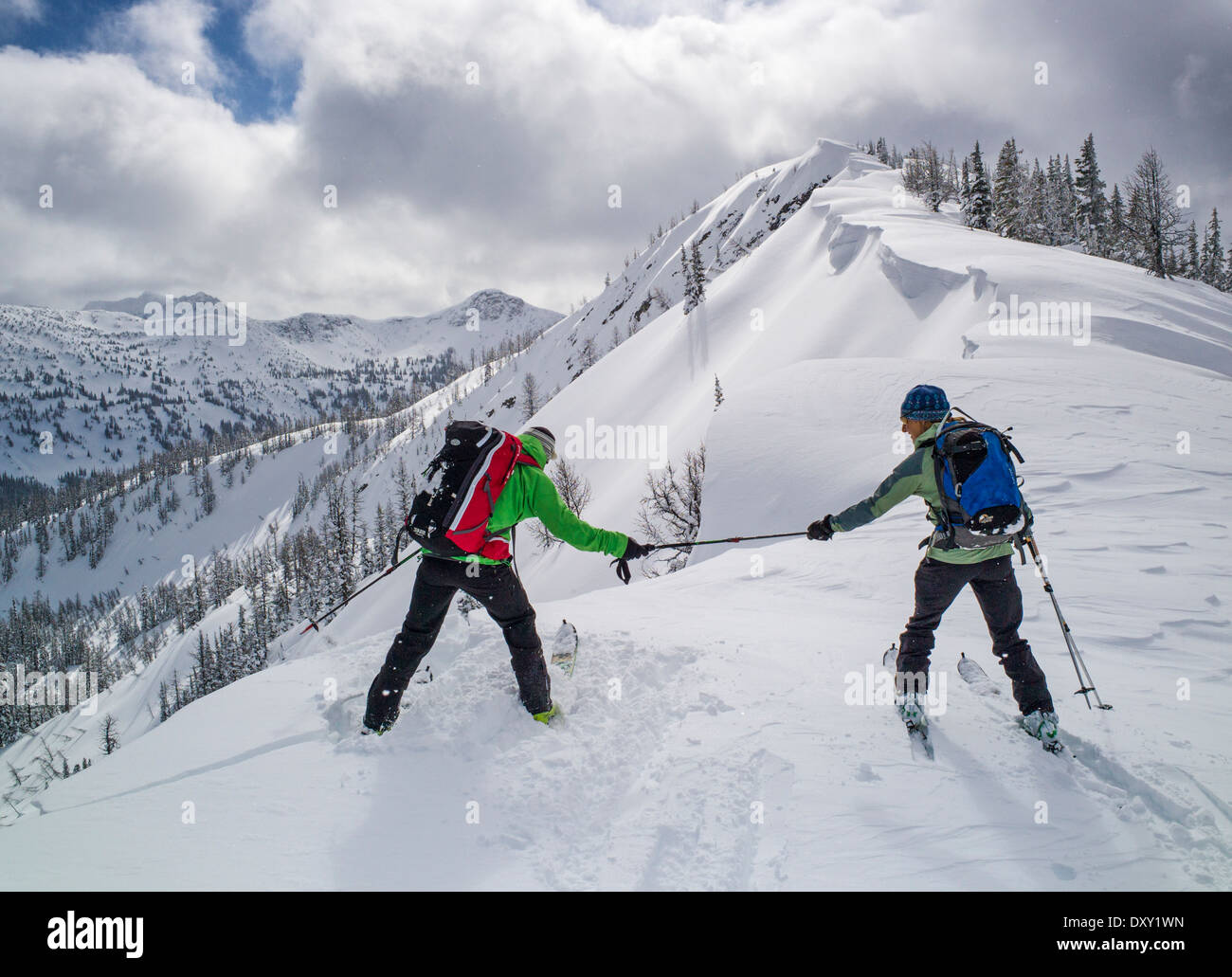 Führen Berg- und Backcountry Ski Guide Tests Schneedecke durch Tritte Gesims am Grat oben, North Cascade Mountains, Washington uns Stockfoto