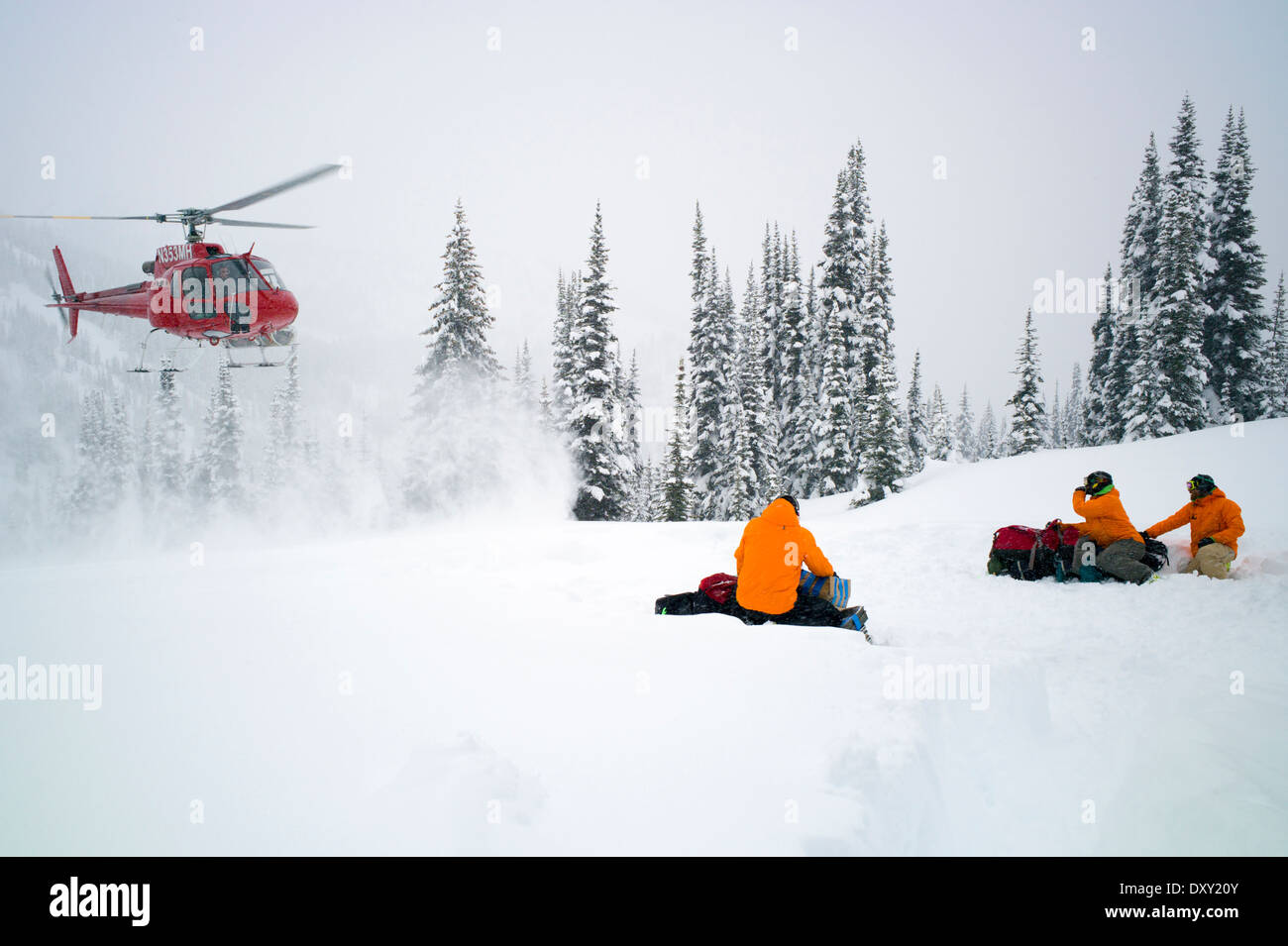 Hubschrauberlandeplatz mit Backcountry Skifahrer an North Cascade Wildnis Remotestandort, Washington State, USA Stockfoto