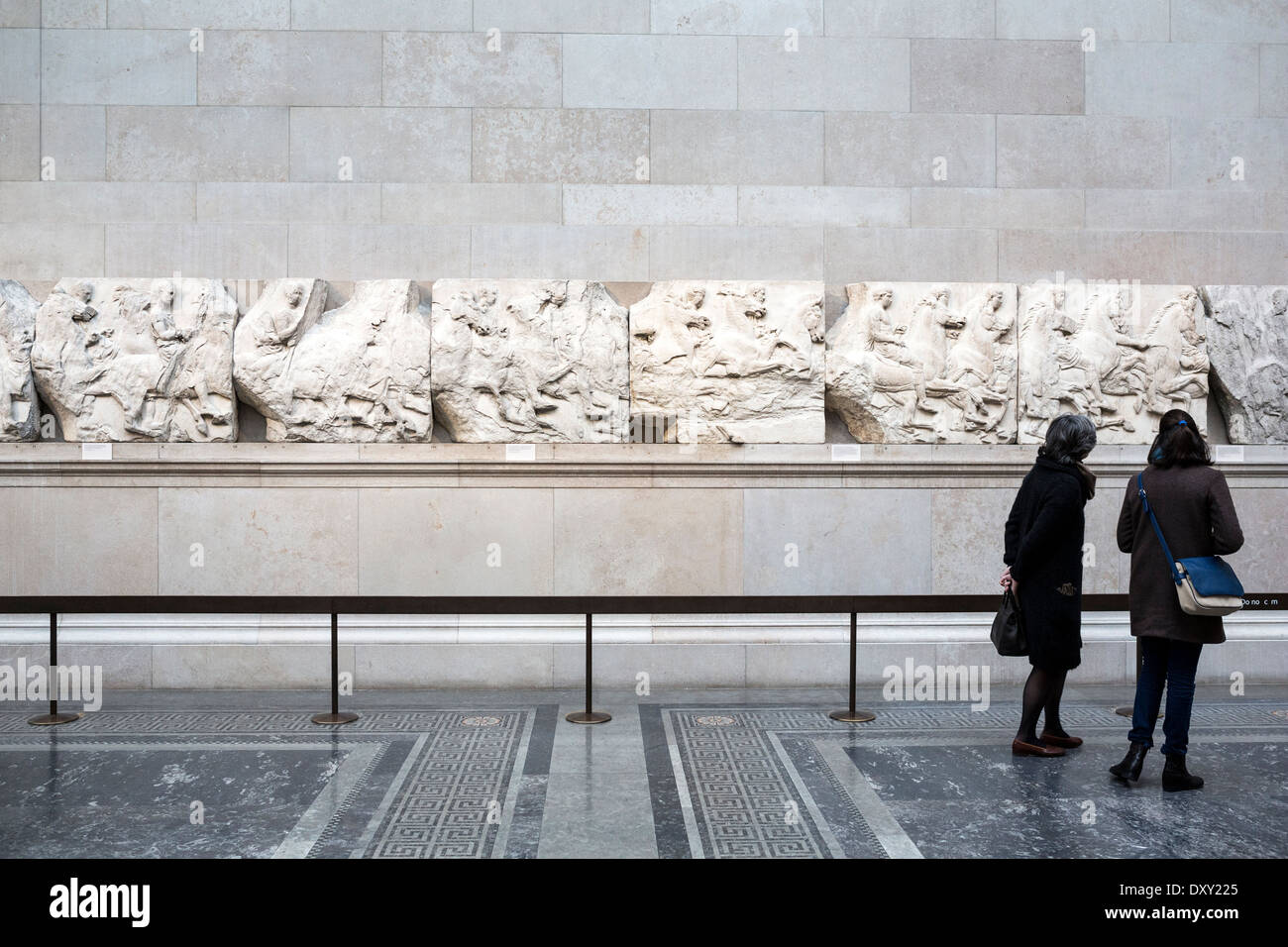 Touristen vor Parthenon Metopen im British Museum in London. Stockfoto