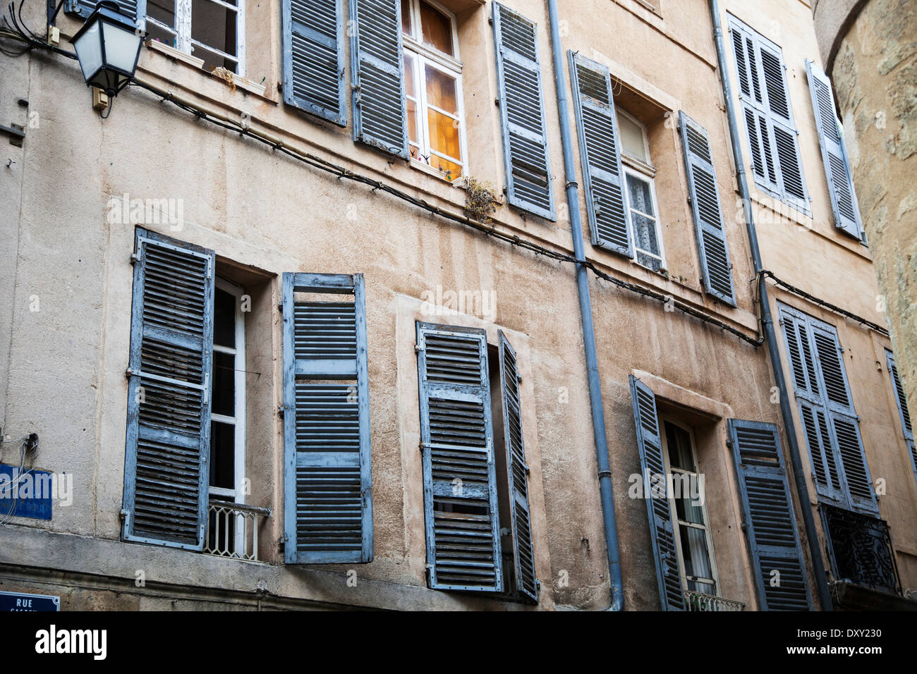 Blauen Fensterläden in Aix-En-Provence Stockfoto