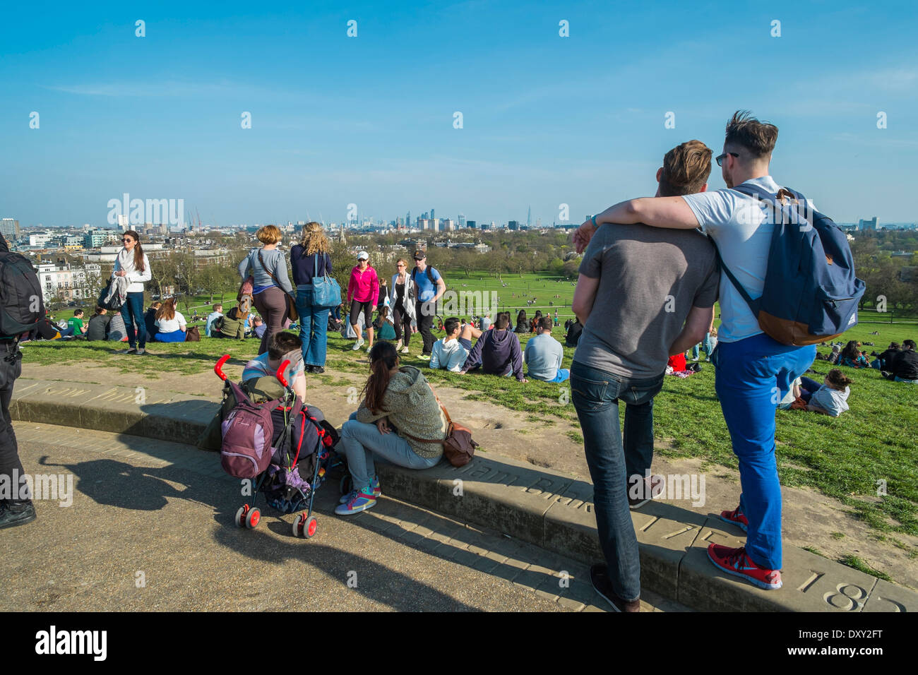 Menschen mit Blick über London von Primrose Hill. London Stockfoto