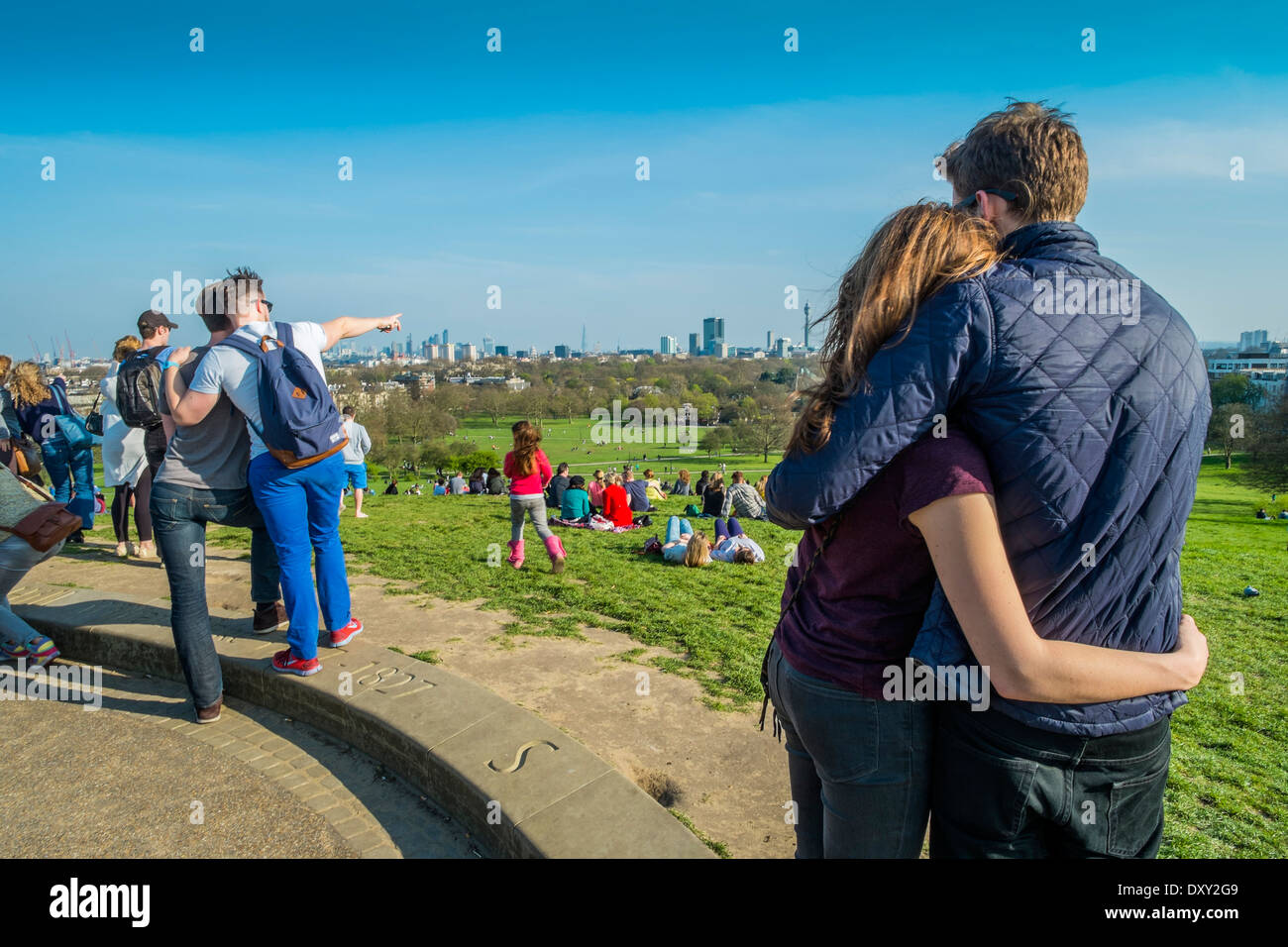 Menschen mit Blick über London von Primrose Hill. London Stockfoto