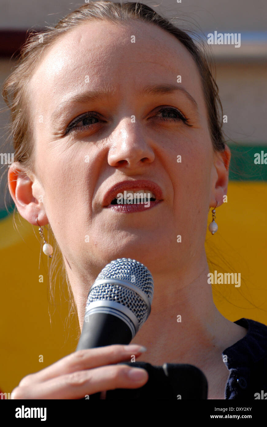 Kate Smurthwaite (Komiker und Kämpferin) anlässlich eines London-Protests gegen Kürzungen der Prozesskostenhilfe und die Privatisierung der Bewährungshilfe Dienstleistung gegenüber der Houses of Parliament, Westminster. 1. April 2014 Stockfoto