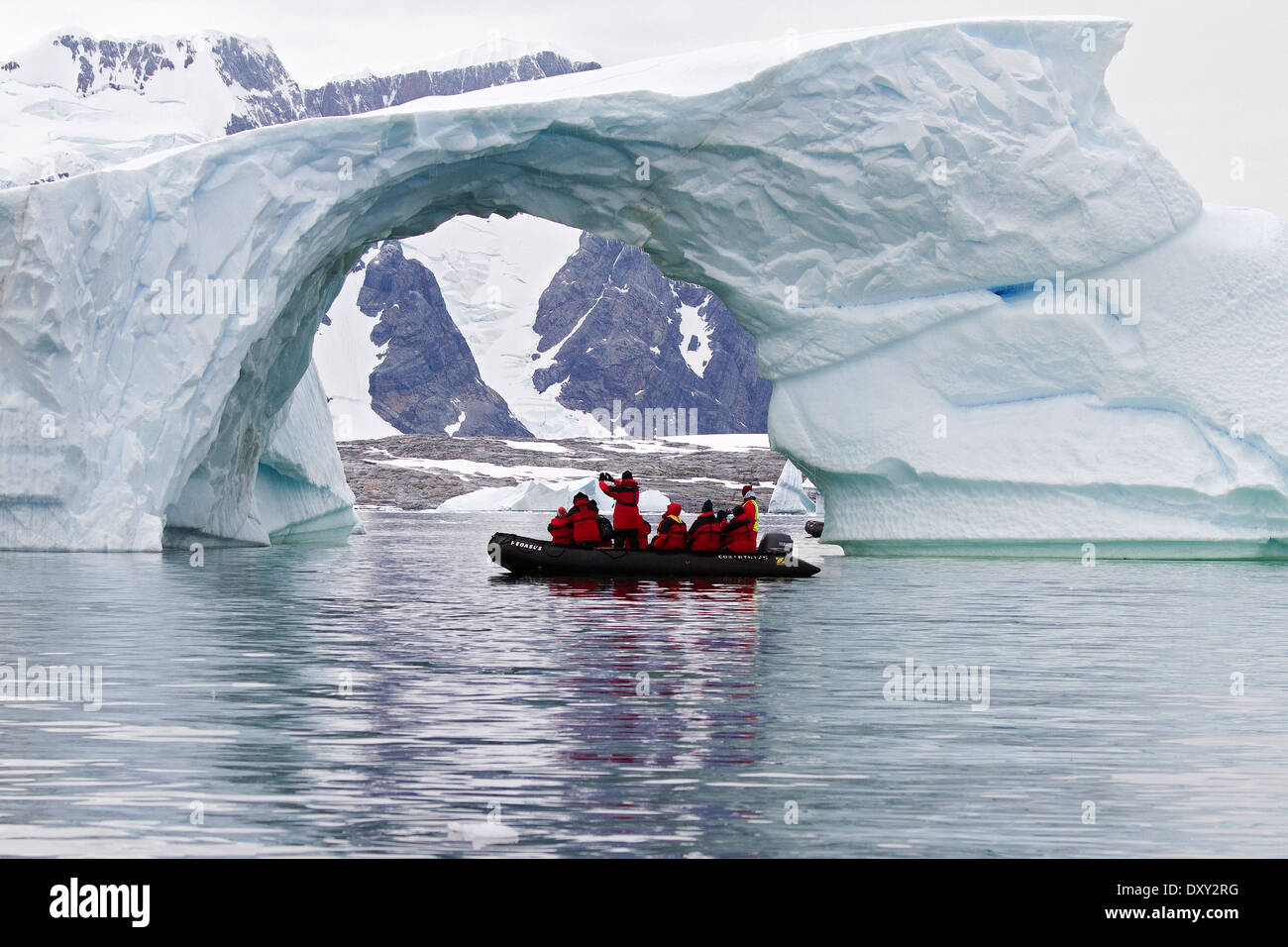 Antarktis Tourismus mit Kreuzfahrt-Passagiere in Zodiac Boot Anzeige antarktische Gletscher und Iceberg, Eisberg mit Arch. Stockfoto
