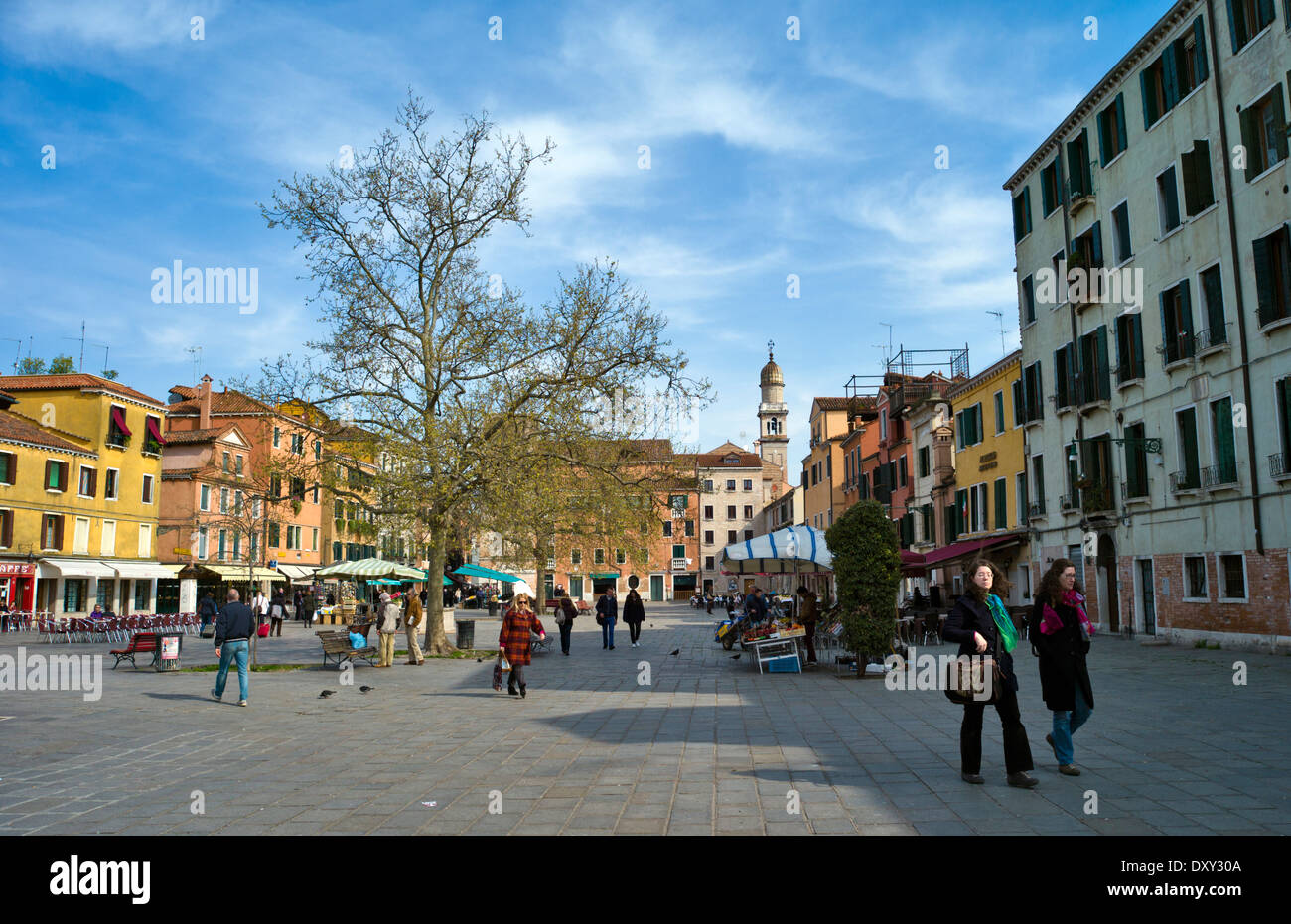 Campo Santa Margherita, Venedig, Italien, in Richtung der Kirche Turm der Chiesa di San Pantalone Martire Stockfoto