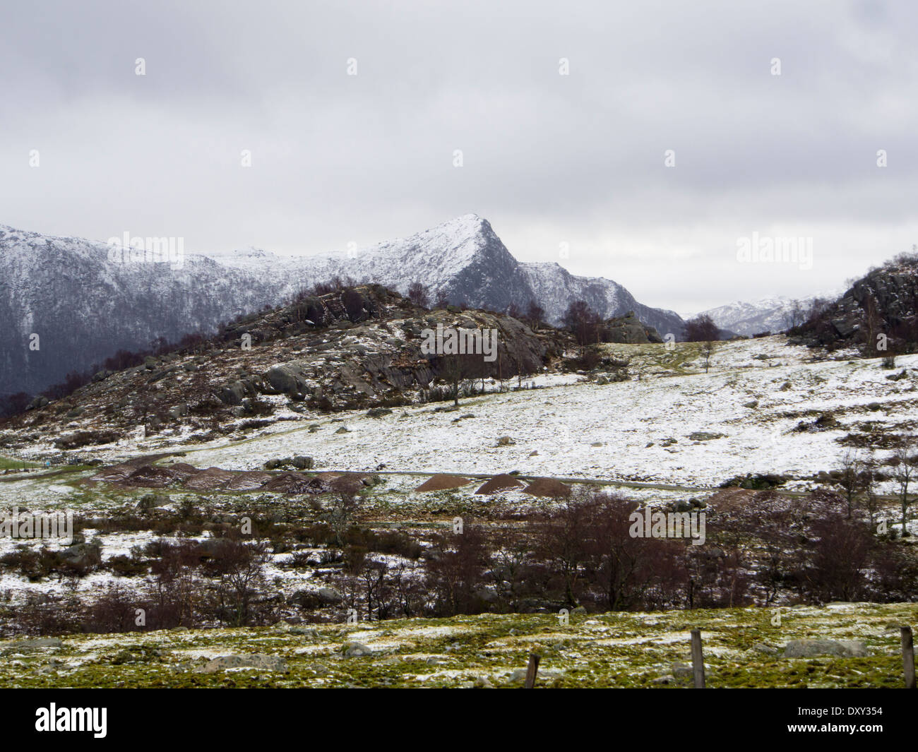 Gjesdal Rogaland Norwegen, zwischen Winter und Frühling, Berge und Ackerland, Neuschnee auf Felder und Berge, Sturm Wolken Stockfoto