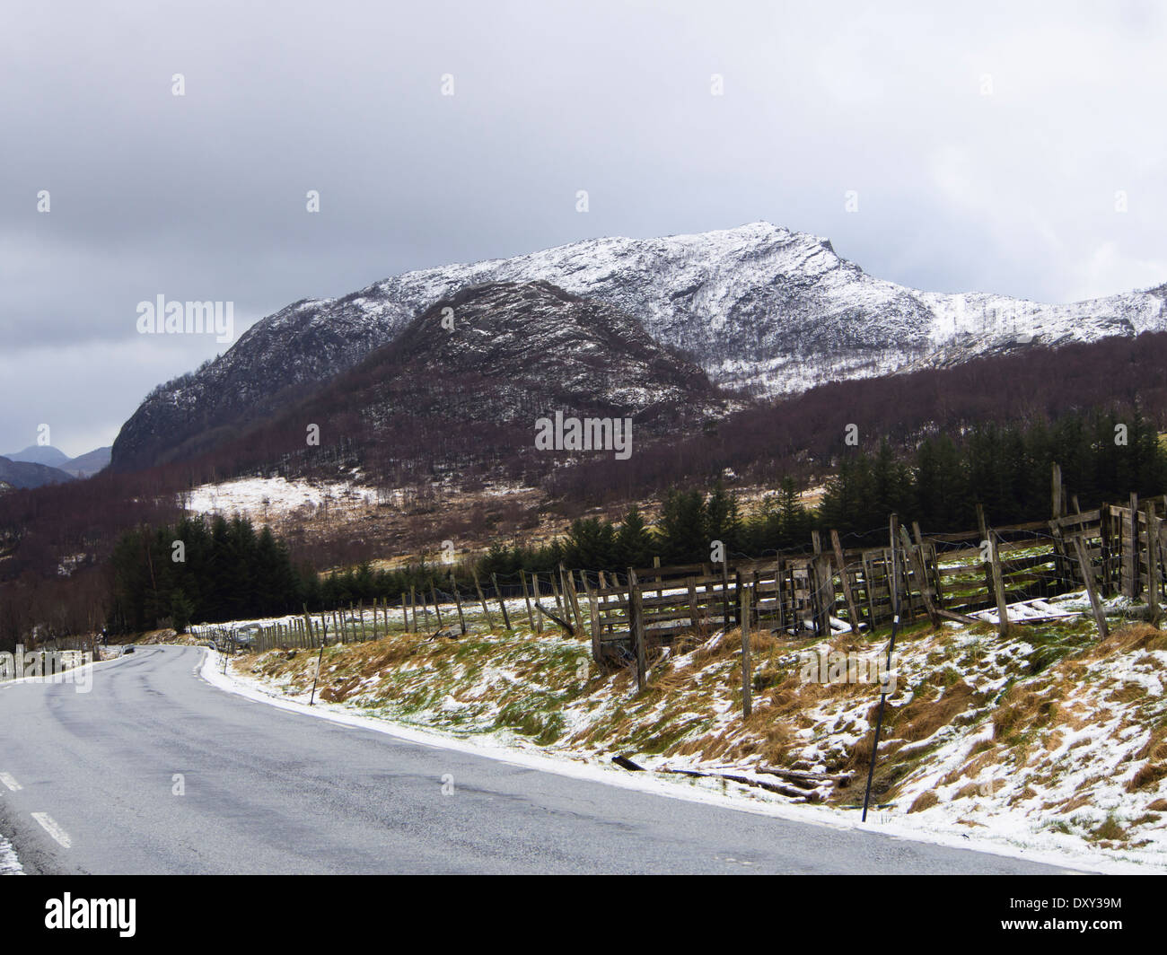 Gjesdal Rogaland Norwegen, zwischen Winter und Frühling, pass, Berge, Fjorde und Ackerland, Ortsstraße über Berg Stockfoto