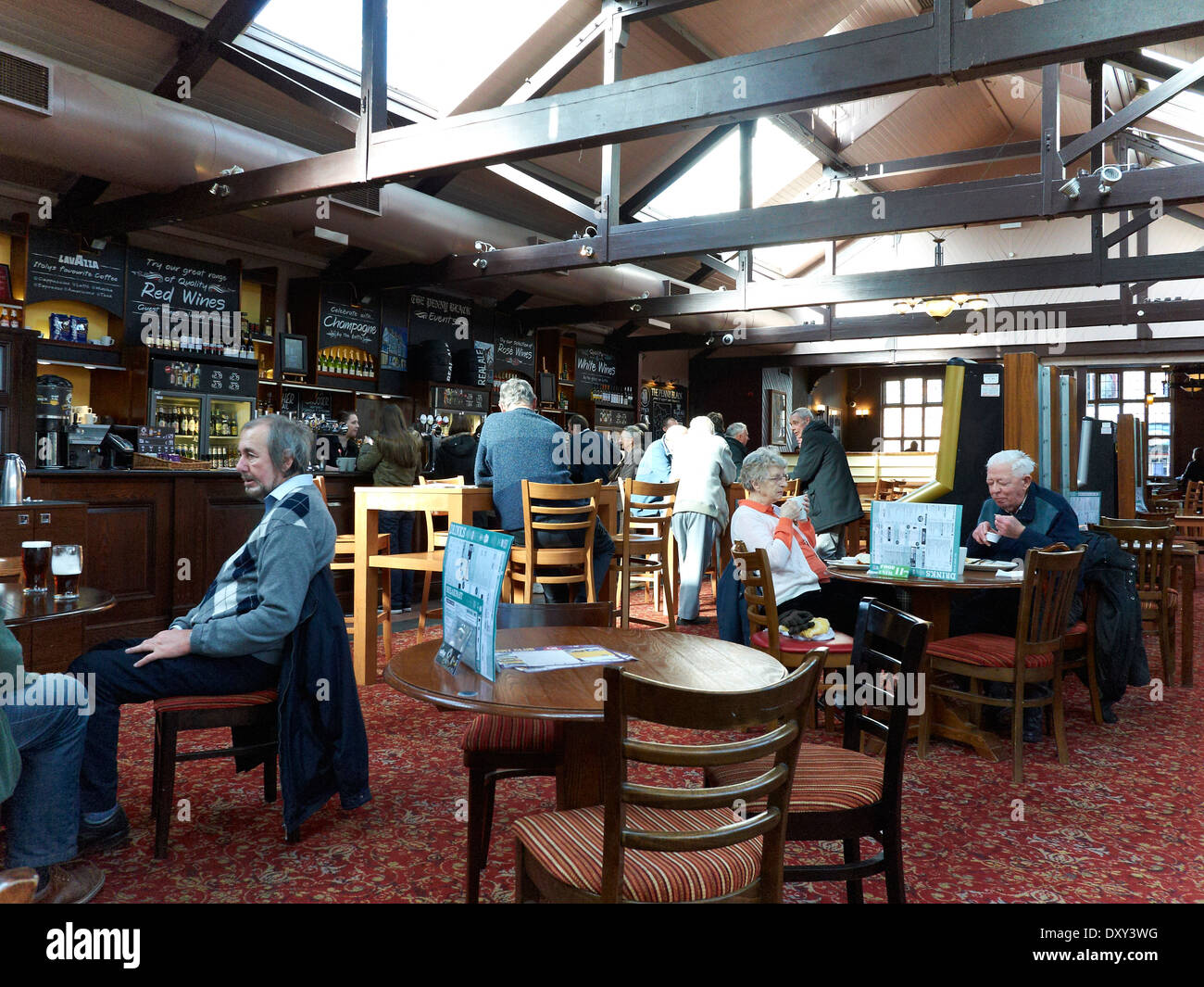 Im Inneren der Penny Black Gasthaus Pub in Northwich Cheshire UK Stockfoto