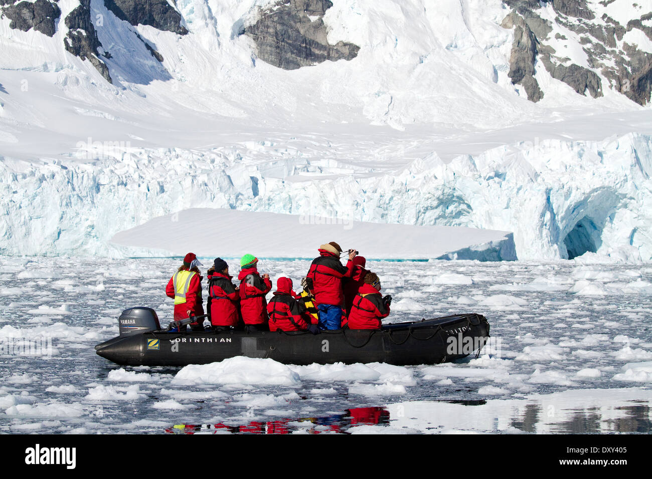 Antarktis Tourismus mit Kreuzfahrtschiff Passagiere in zodiacs Boot anzeigen Gletscher und Eisberge. Stockfoto