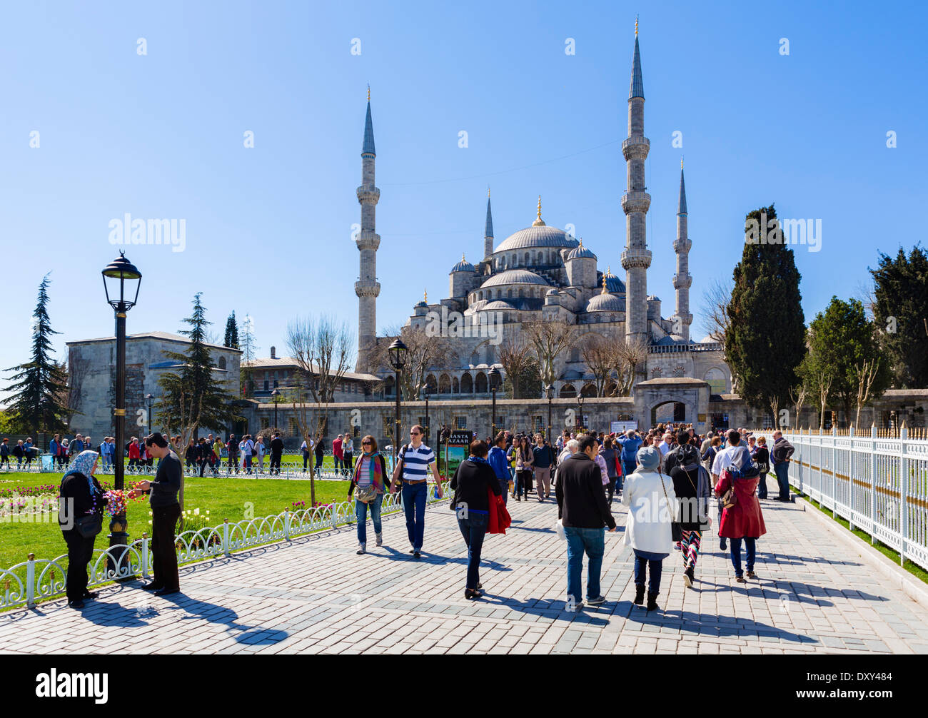Massen vor die blaue Moschee (Sultanahmet Camii), Stadtteil Sultanahmet, Istanbul, Türkei Stockfoto