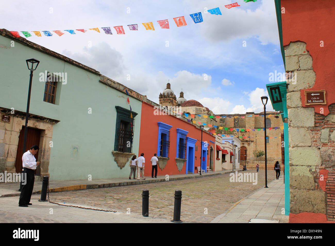 Bunte Gebäude entlang der gepflasterten Straße in Oaxaca, Mexiko Stockfoto
