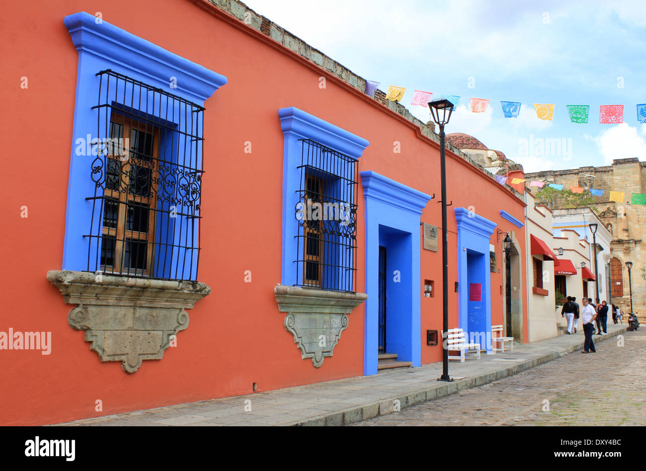 Rote und blaue Gebäude entlang einer Straße in Oaxaca, Mexiko Stockfoto