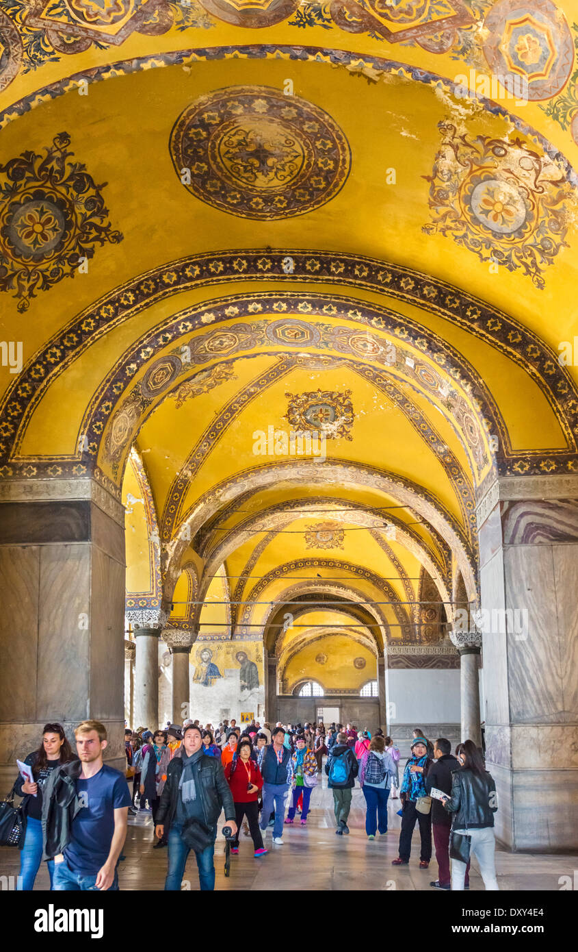 Upper South Galerie auf der Suche nach Touristen runde Deisis Mosaik versammelt, die Hagia Sophia (Hagia Sophia), Istanbul, Türkei Stockfoto