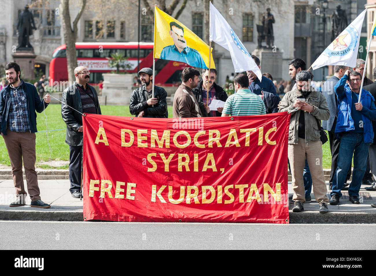 London, Großbritannien. 1. April 2014. Dienstag, 1. April 2014. Banner und Flaggen von Kurden vor den Toren des Parlament in Westminster protestieren. Fotograf: Gordon Scammell/Alamy leben Nachrichten Stockfoto