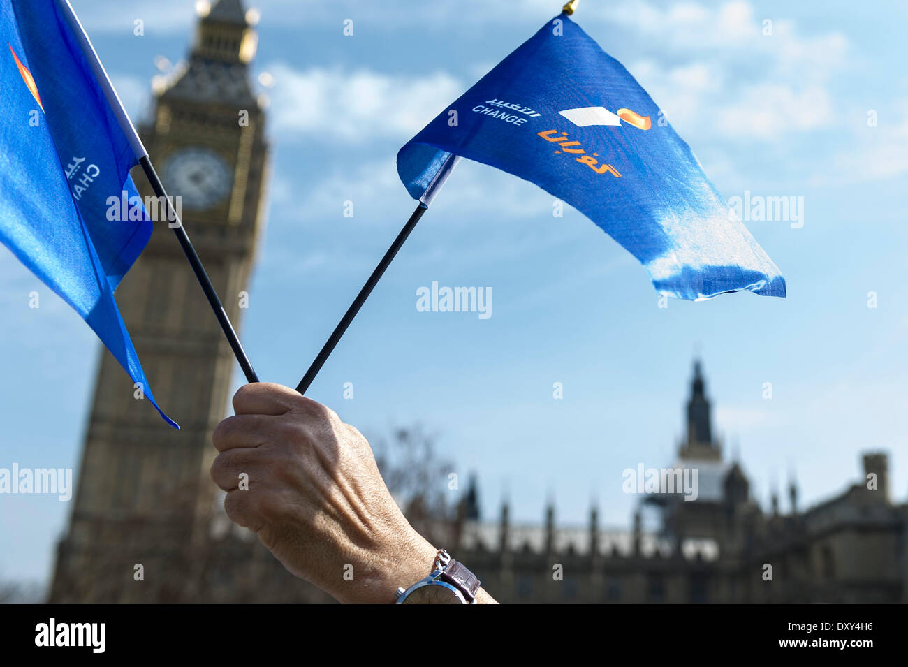 London, UK. 1. April 2014. Dienstag, 1. April 2014.  Kleine Flaggen empor gehaltenen Kurden protestieren vor den Toren des Parlaments in Westminster. Fotograf: Gordon Scammell/Alamy Live-Nachrichten Stockfoto