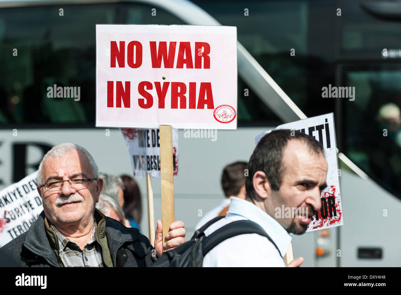 London, UK. 1. April 2014. Dienstag, 1. April 2014.  Ein Demonstrant tragen einen Banner als Kurden Protest vor den Toren des Parlaments in Westminster. Fotograf: Gordon Scammell/Alamy Live-Nachrichten Stockfoto