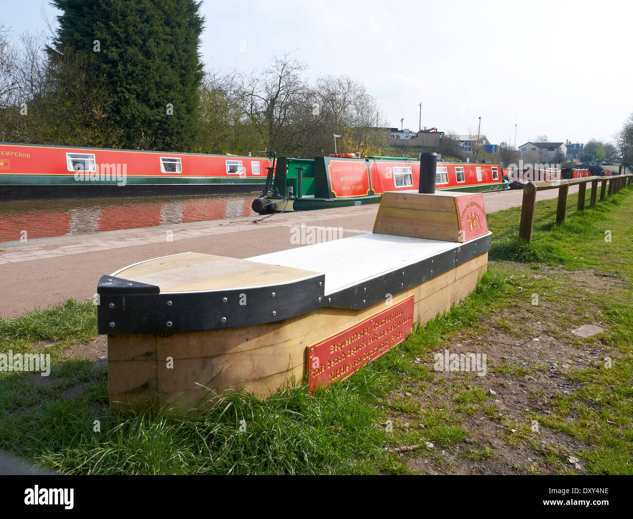 Bank in Form von einem schmalen Boot auf der Trent und Mersey Kanal in Middlewich Cheshire UK Stockfoto