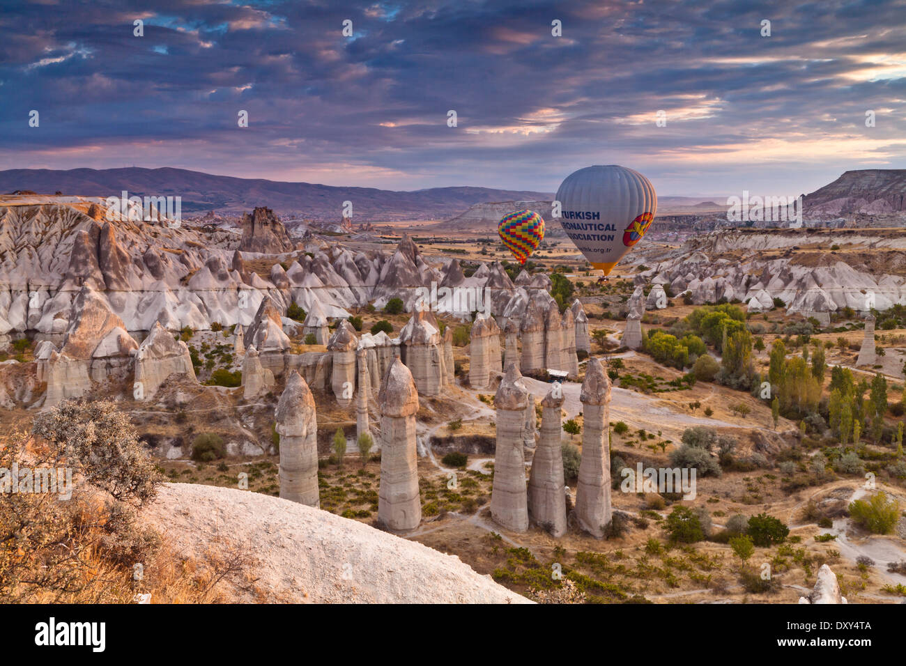 Heißluftballons bei Sonnenaufgang über das Honig-Tal in Kappadokien, Türkei Stockfoto