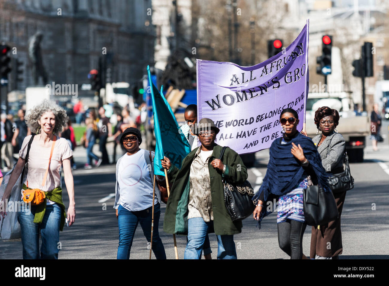 London, UK. 1. April 2014.  1. April 2014.  Frauen tragen einen Banner mit der alle afrikanischen Frauengruppe durch Westminster.  Fotograf: Gordon Scammell/Alamy Live-Nachrichten Stockfoto