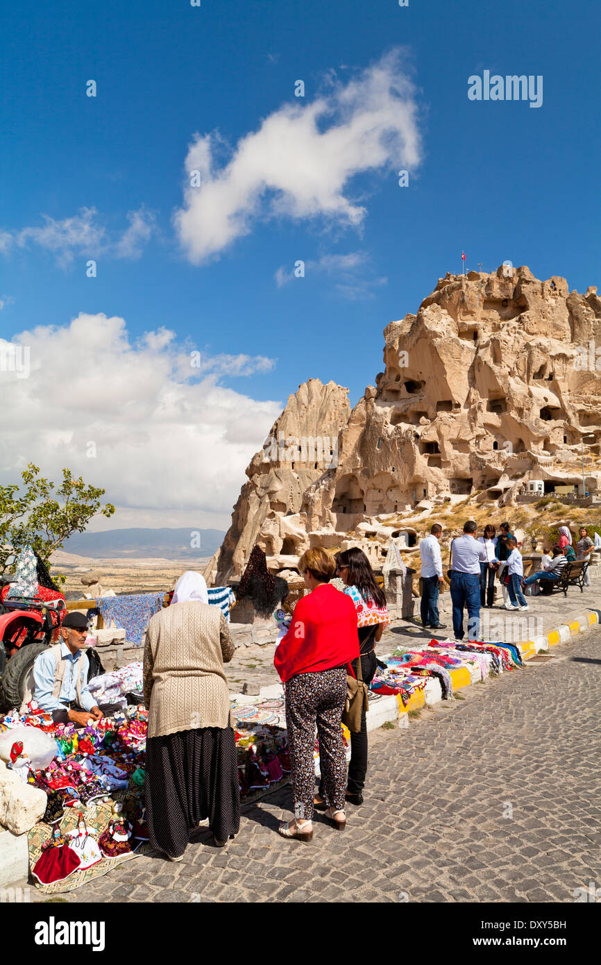 Touristen auf der Suche bei Straßenverkäufern Produkte in der Nähe von Uchisar Castle Stockfoto
