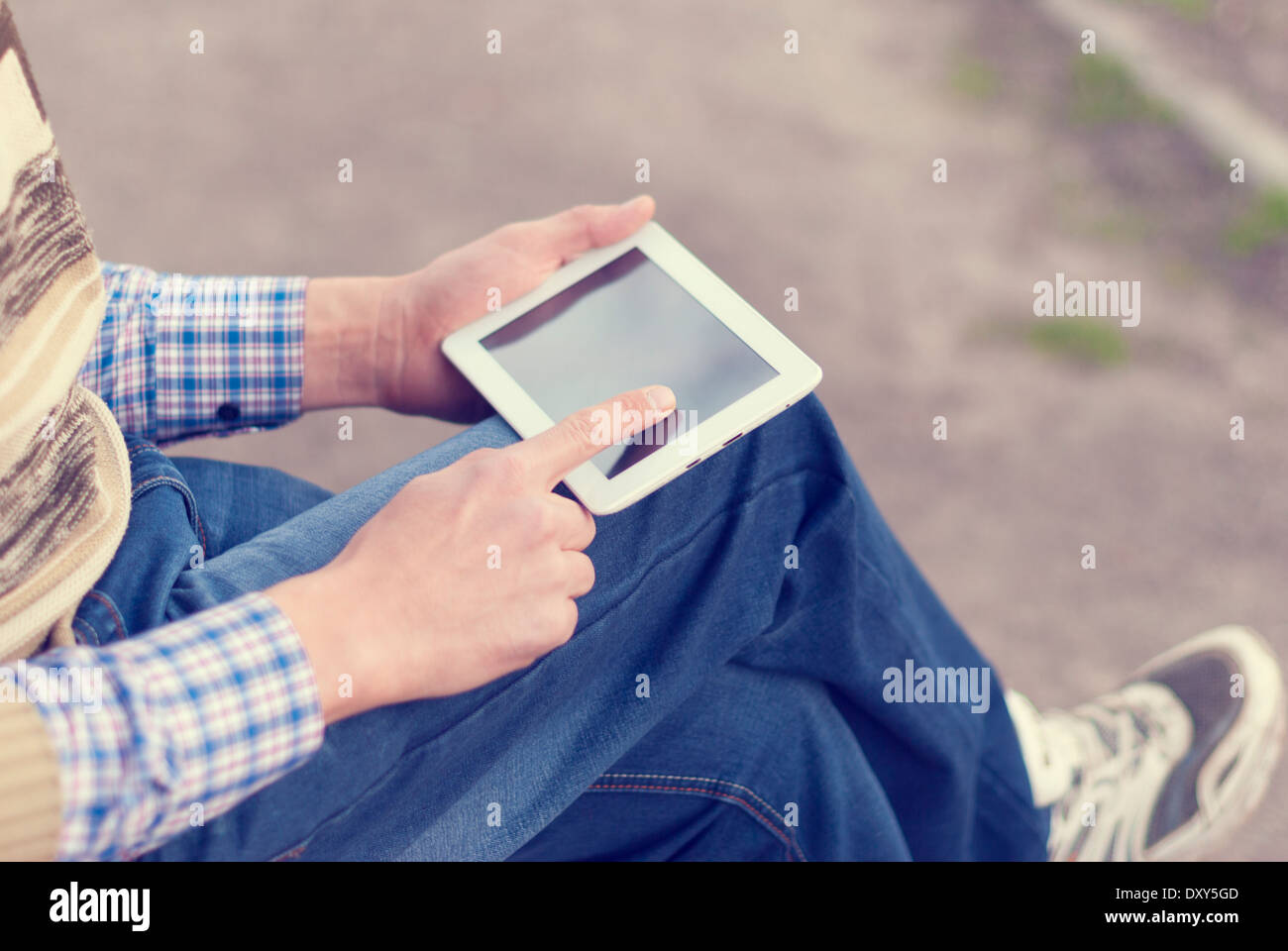 Mann mit Tablet in der Hand auf der Straße. Stockfoto