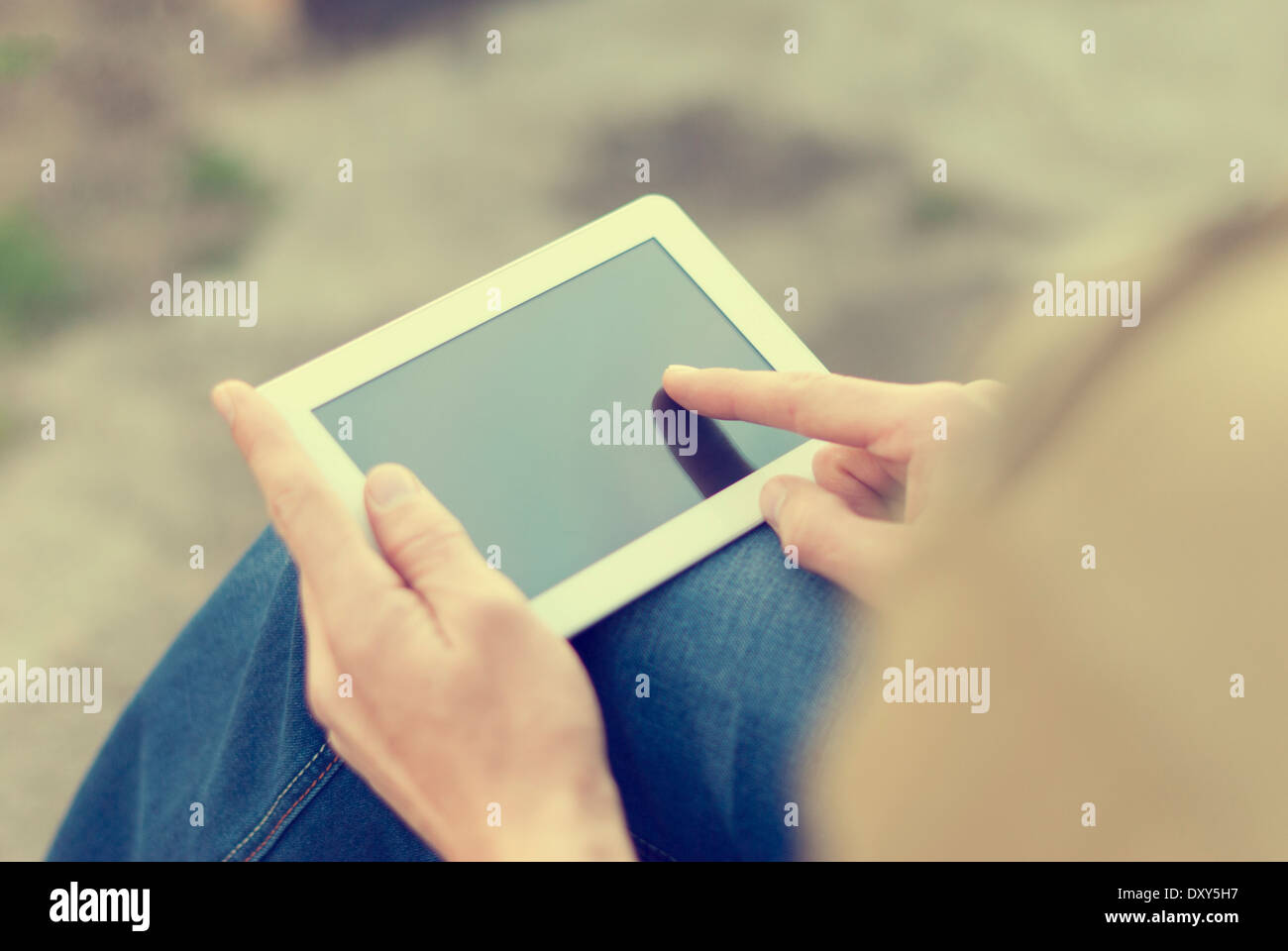 Mann mit Tablet in der Hand auf der Straße. Stockfoto