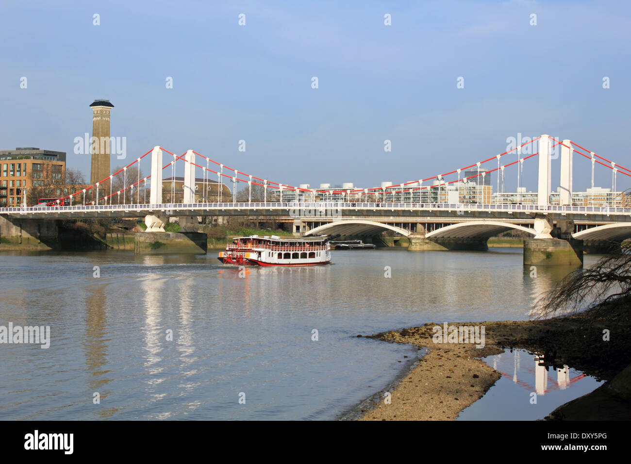 Der elisabethanischen Raddampfer Unterquerung Chelsea Bridge an der Themse, London, UK Stockfoto