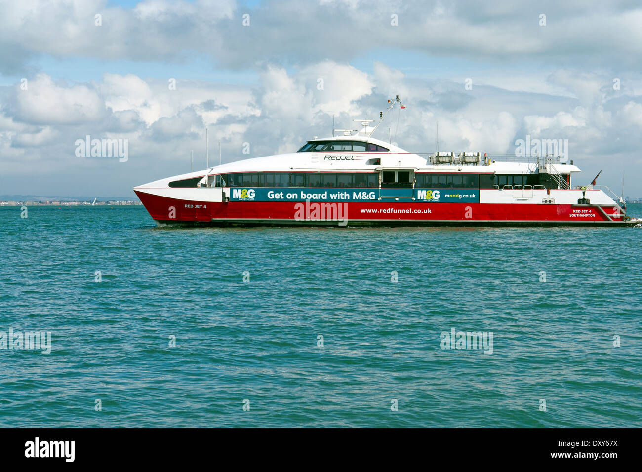 Autofähre in Richtung Southampton von Cowes auf der Isle Of Wight. Stockfoto