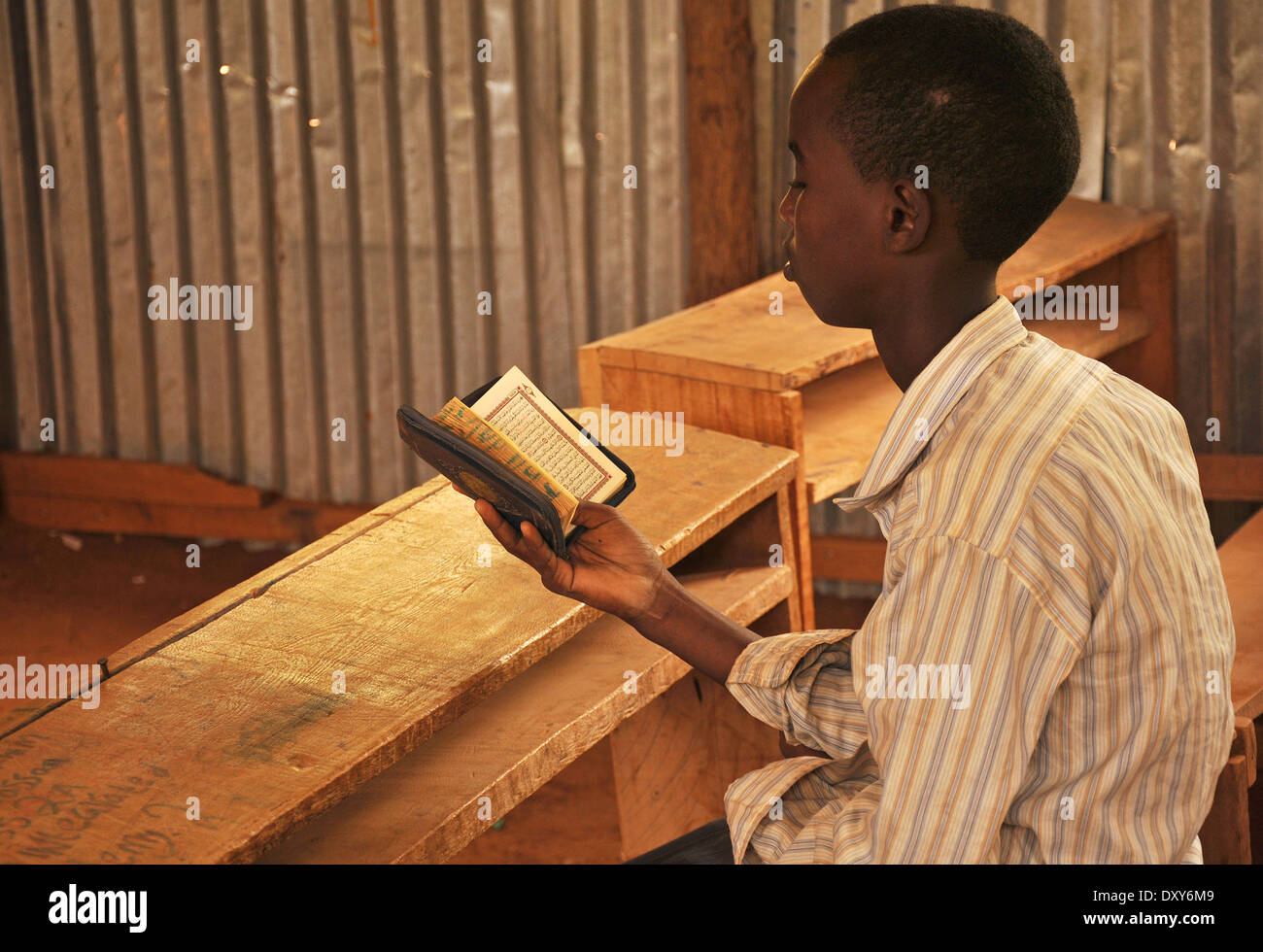 DADAAB, SOMALIA - AUGUST 7: Primitive Afrikaner unbekannten Kind in der Klasse, die den Koran, am 7. August 2011 in Dadaab lesen Stockfoto